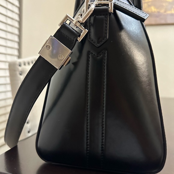 Authentic Small Antigona bag in Box leather - Picture 3 of 5